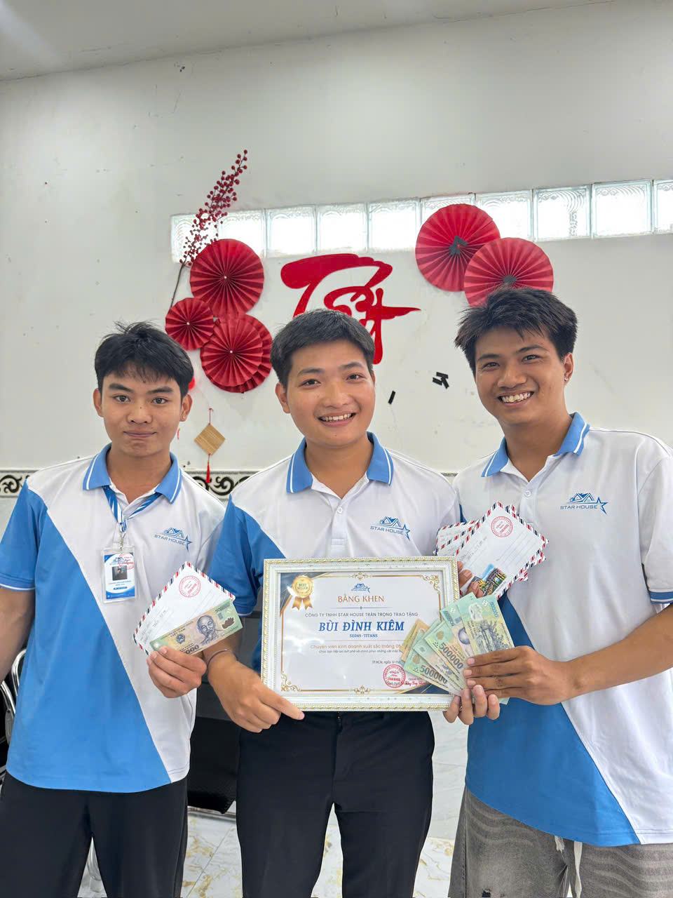 Trao thưởng nhân viên xuất sắc tại Star House