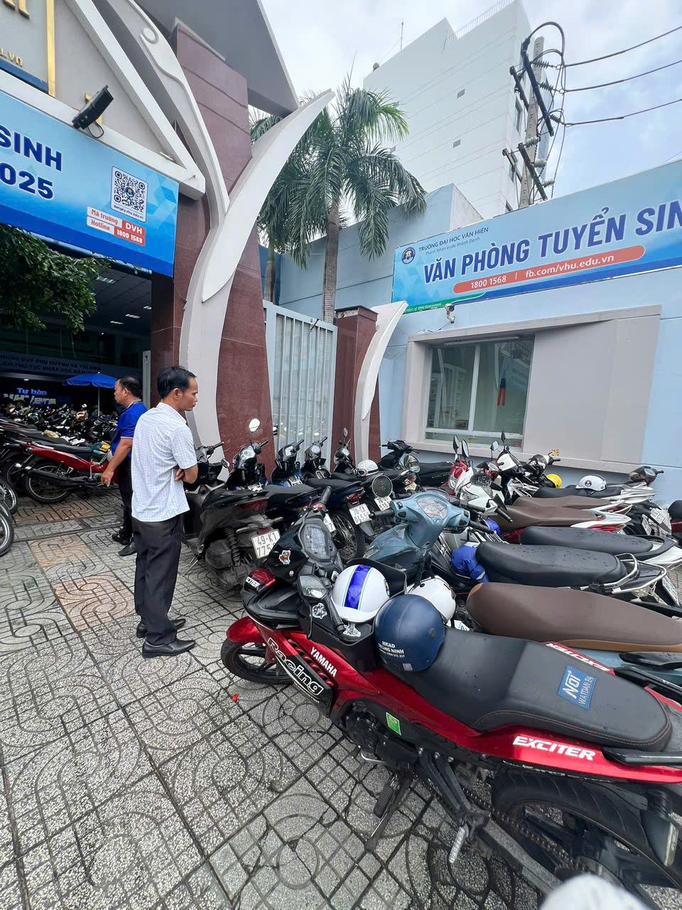Nhân viên Star House đi khảo sát phòng trong khu dân cư