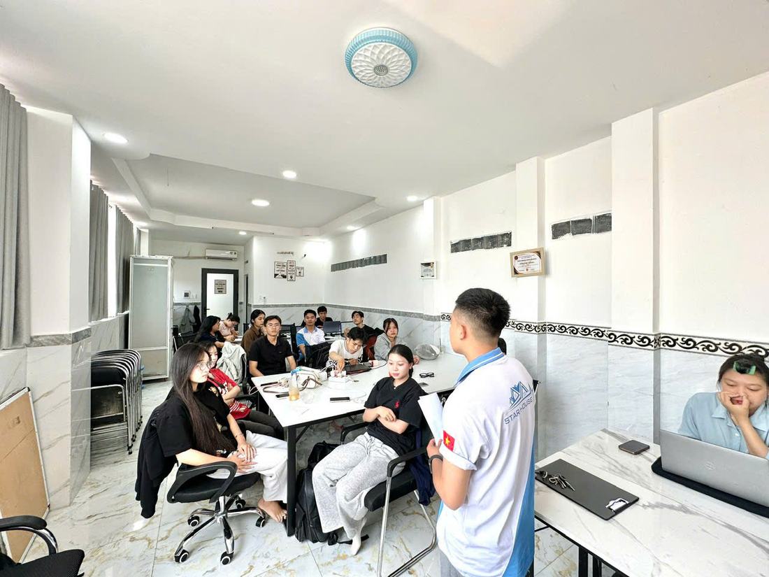 Nhân viên Star House trao đổi công việc tại văn phòng