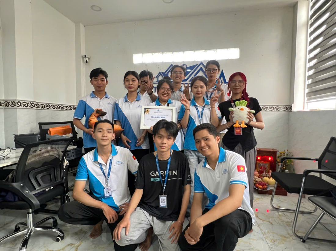 Cả phòng kinh doanh Star House chụp chung tại văn phòng