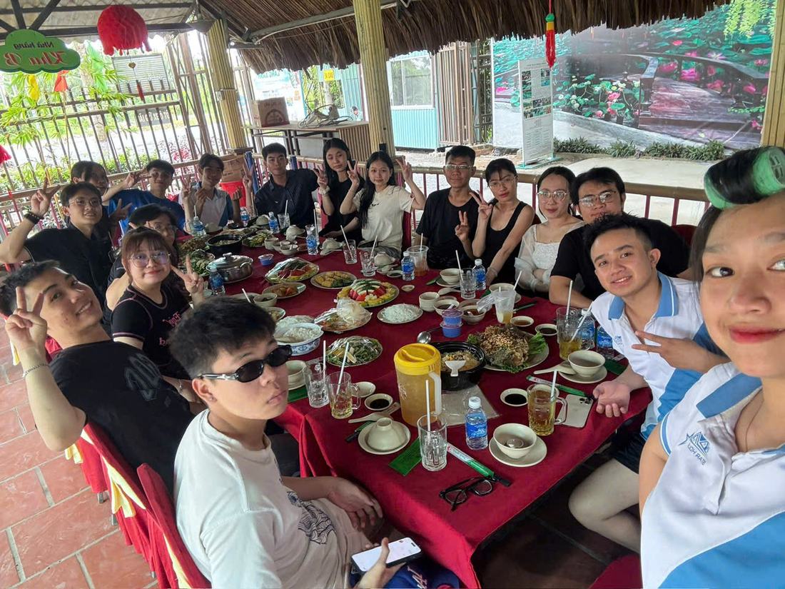 Bữa cơm chung của đội Star House trong chuyến đi