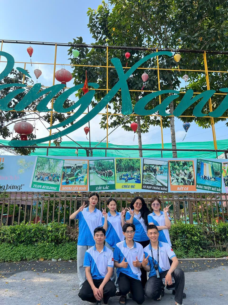 Đội Star House trong chuyến đi chung của công ty