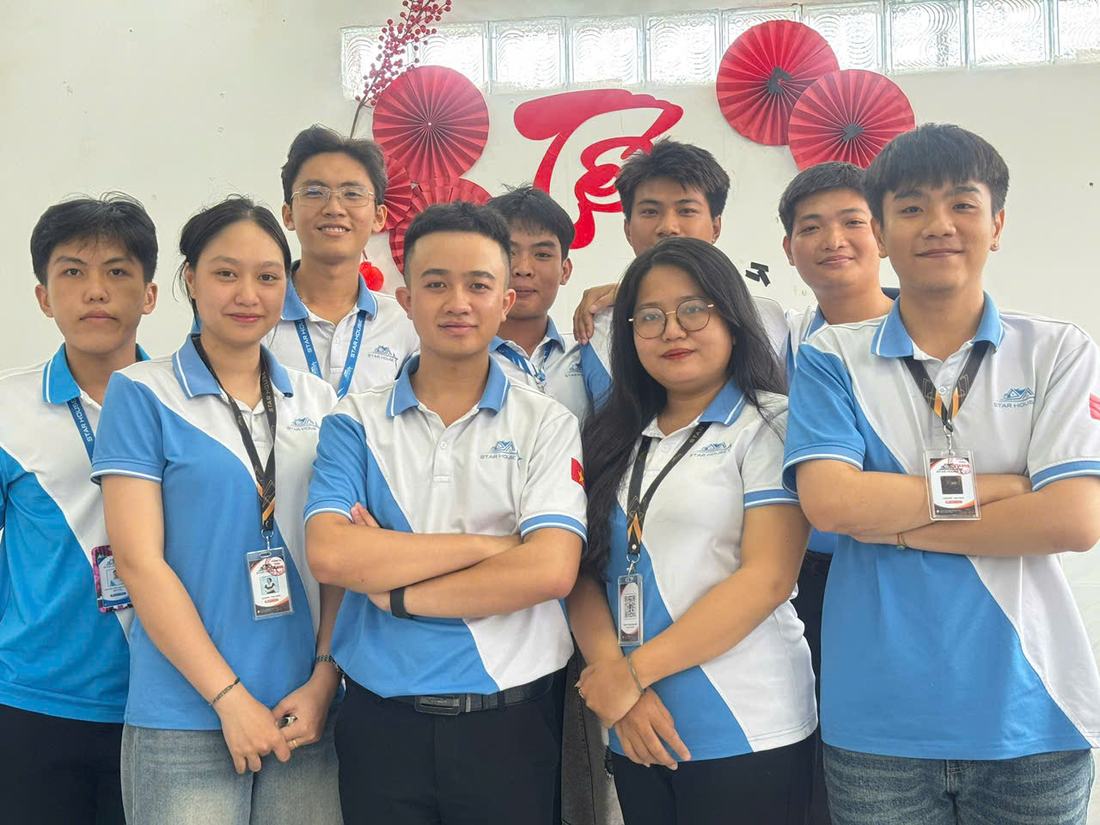 Đội ngũ Star House chụp ảnh ngày đầu năm